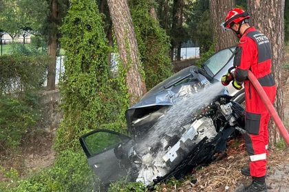 Fethiye’de trafik kazası, trafik kazasında, yoldan çıkarak ağaca çarptı