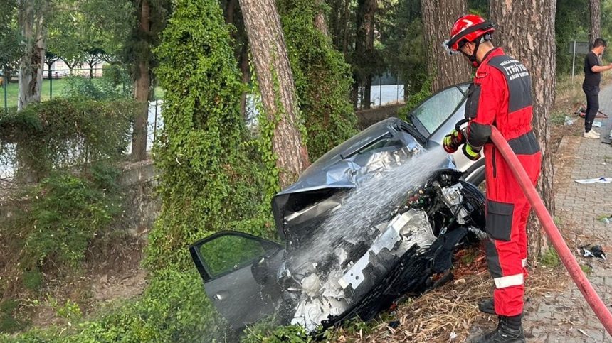 Fethiye’de trafik kazası, trafik kazasında, yoldan çıkarak ağaca çarptı