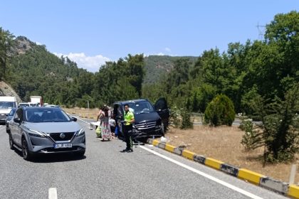Muğla-Marmaris Karayolu’nda trafik kazası, özel bir transfer aracıyla hafif ticari aracın çarpıştığı kazada, özel bir transfer aracıyla hafif ticari araç çarpıştı