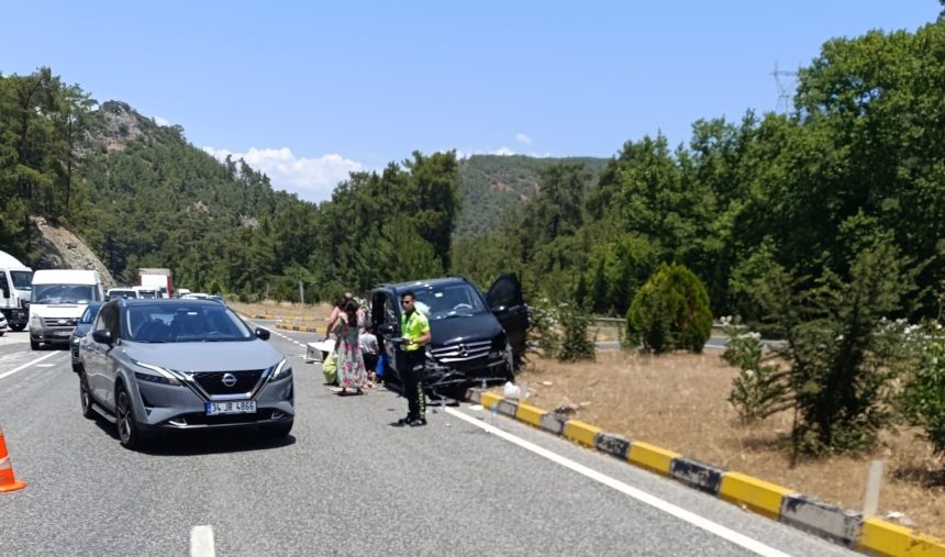 Muğla-Marmaris Karayolu’nda trafik kazası, özel bir transfer aracıyla hafif ticari aracın çarpıştığı kazada, özel bir transfer aracıyla hafif ticari araç çarpıştı