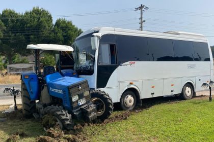 Marmaris’te minibüsün traktöre çarptığı kazada, traktöre minibüsün çaptığı kazada, traktöre aynı istikamette seyreden minibüs çarptı