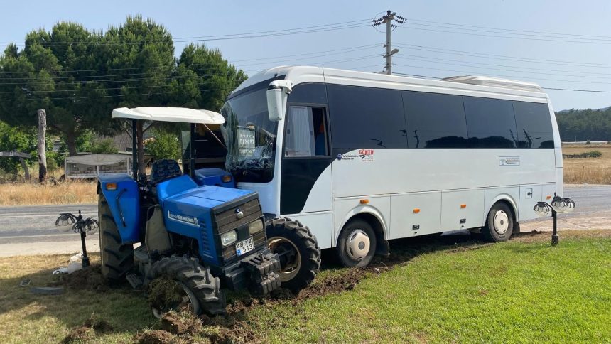 Marmaris’te minibüsün traktöre çarptığı kazada, traktöre minibüsün çaptığı kazada, traktöre aynı istikamette seyreden minibüs çarptı