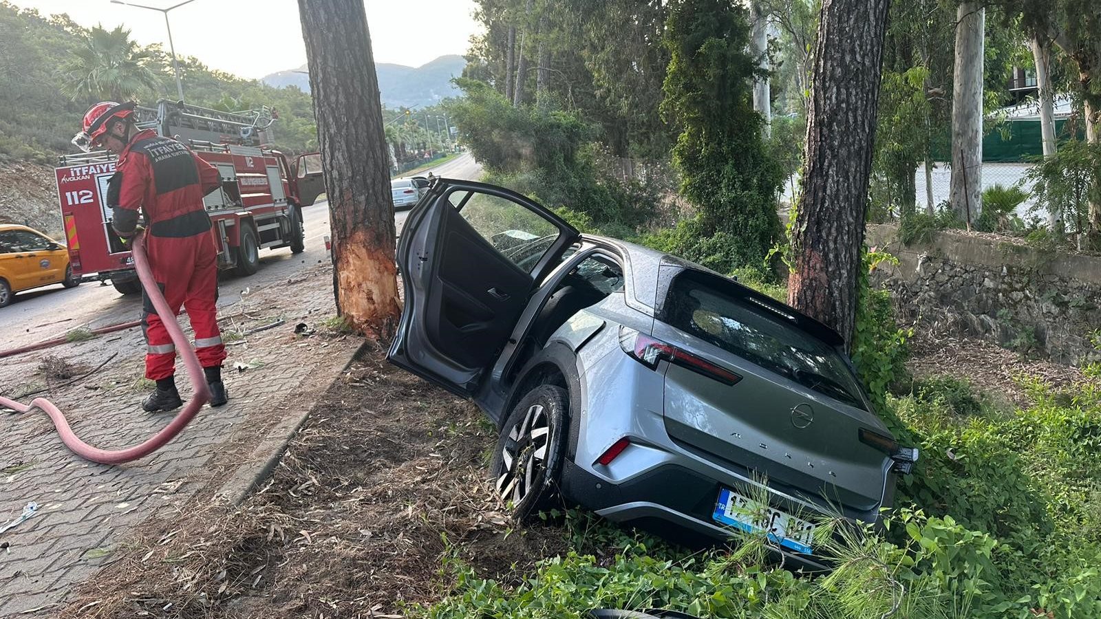 Fethiye’de trafik kazası, trafik kazasında, yoldan çıkarak ağaca çarptı