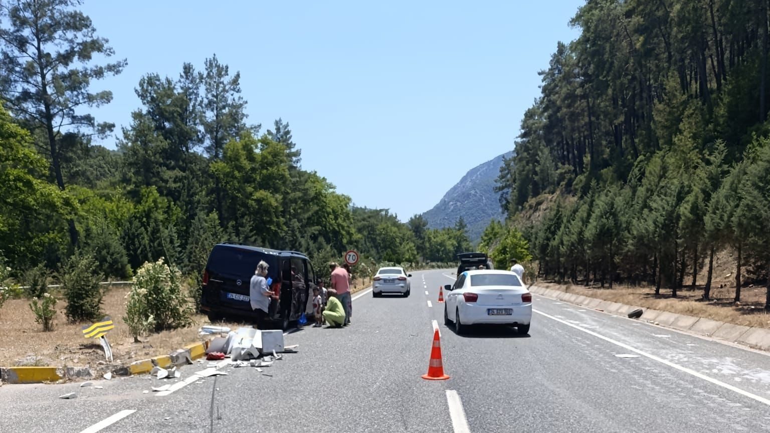 Muğla-Marmaris Karayolu’nda trafik kazası, özel bir transfer aracıyla hafif ticari aracın çarpıştığı kazada, özel bir transfer aracıyla hafif ticari araç çarpıştı