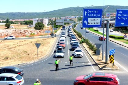 Muğla’da araç kuyruğu, yollarda