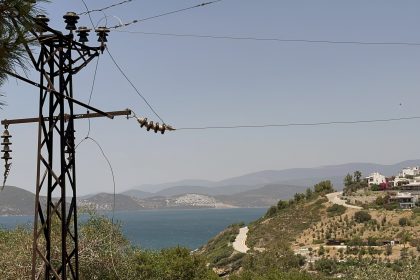 Bodrum’da bir trafonun patlamasıyla çıkan yangın, trafonun patlamasıyla meydana gelen yangın