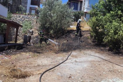 Datça’da çıkan kuru ot yangını, söndürüldü, kuru otlar yanmaya başladı