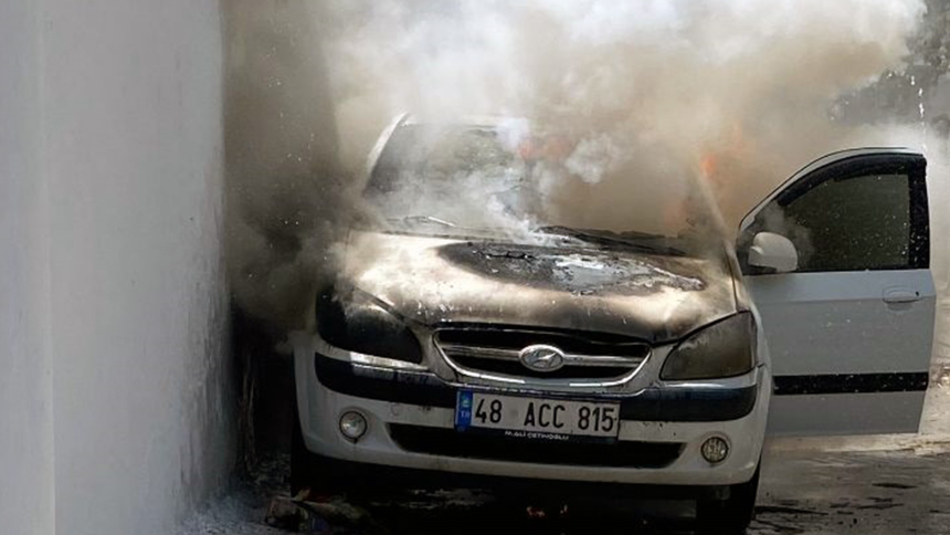 Menteşe’de otomobilde çıkan yangın, park halindeki otomobilde çıkan yangın, yangın meydana geldi