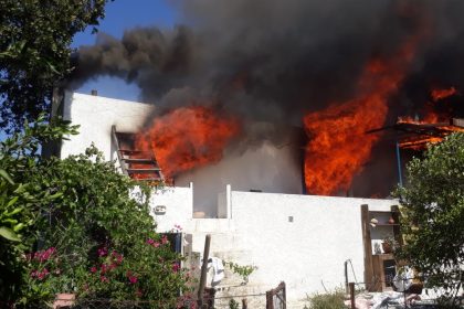 Bodrum’da bir yurttaşın kendi evini, bir yurttaşın kendi evini yakıp