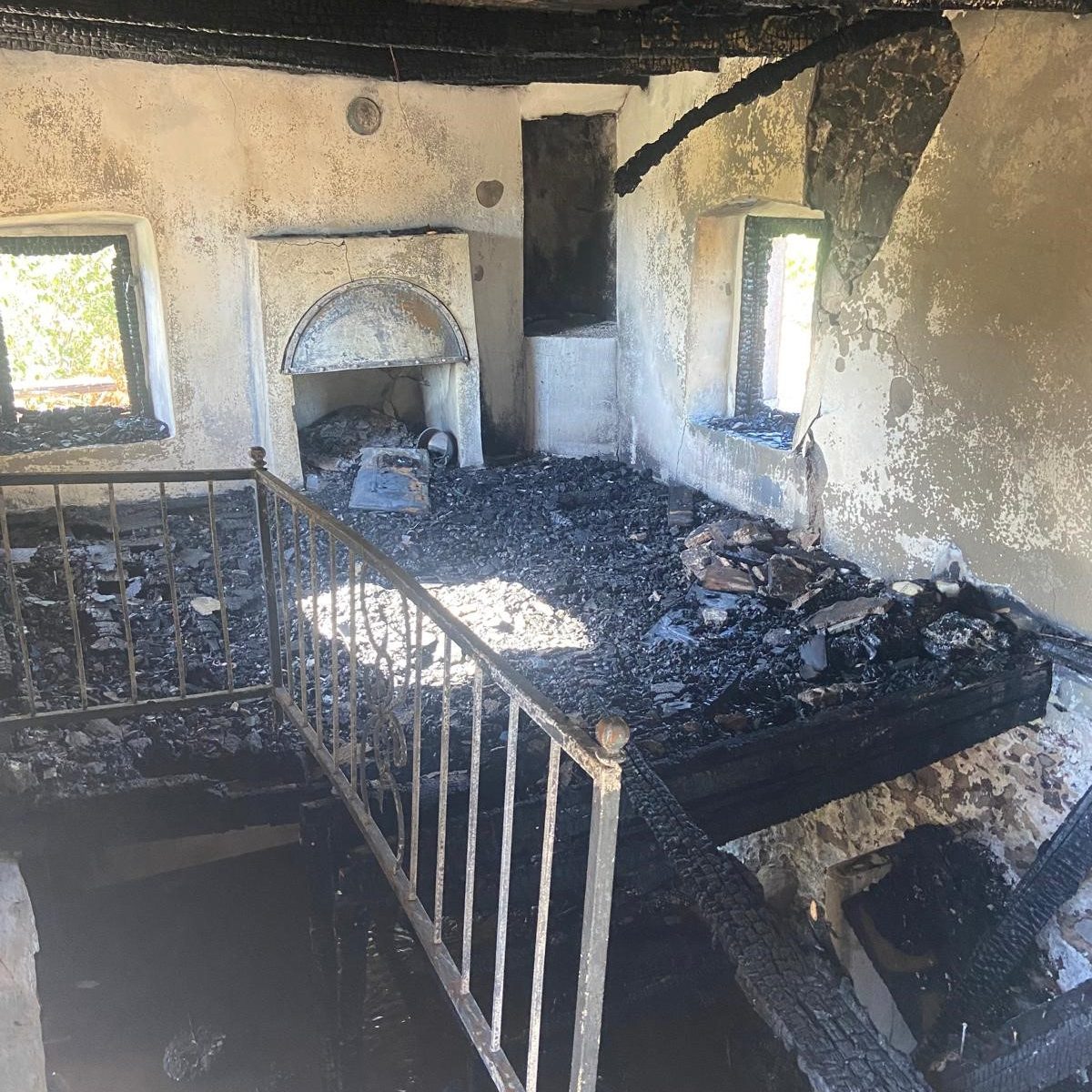 Bodrum’da bir yurttaşın kendi evini, bir yurttaşın kendi evini yakıp