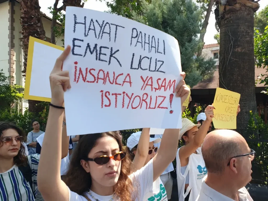 TGS İzmir Şubesi Medya patronlarına sesleniyoruz: Geçinemiyoruz izmir gazetecilerin eylemi izmir gazeteciler izmir tgs