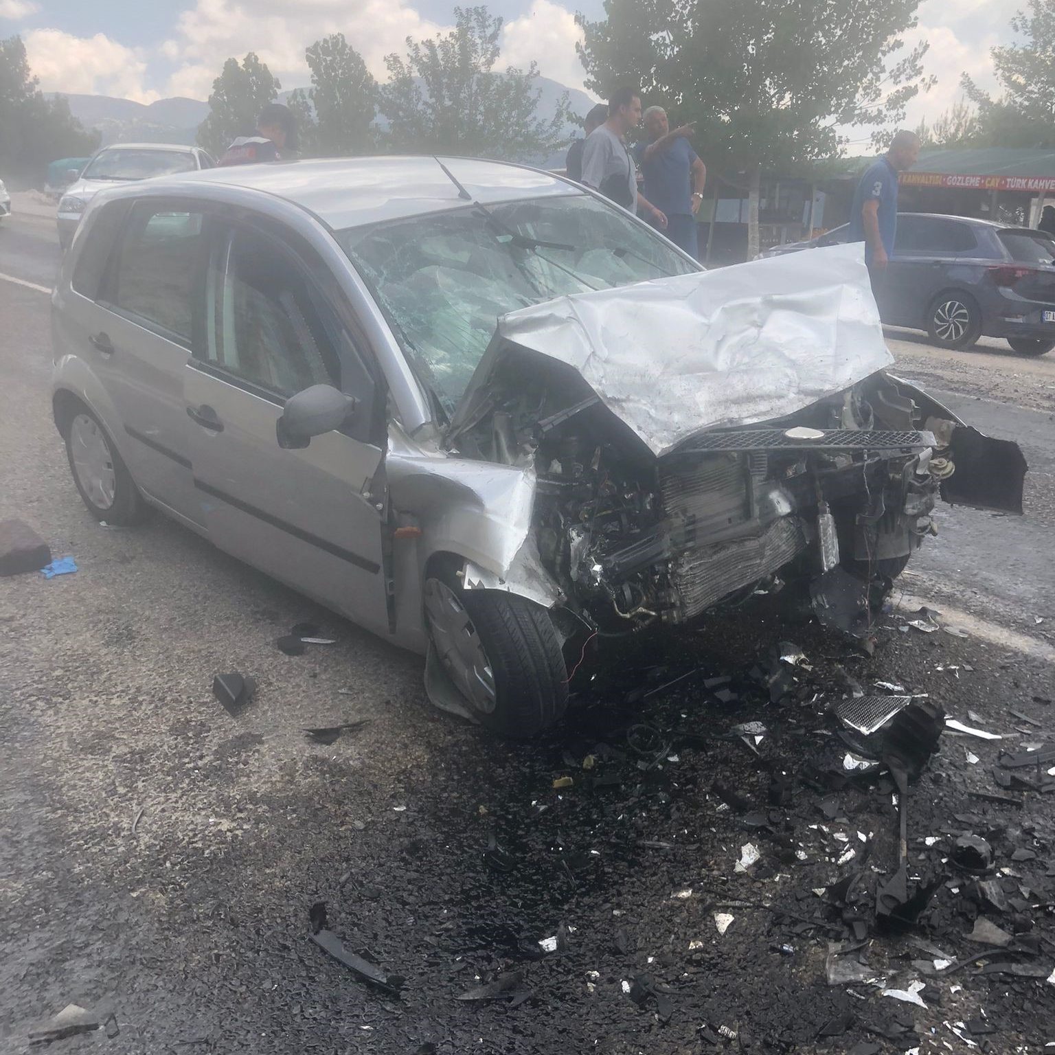 Seydikemer’de trafik kazası, iki otomobilin kafa kafaya çarpıştığı kazada