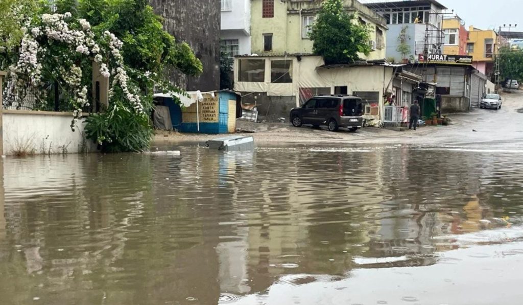 Adana'da fırtına, Adana'da meydana gelen sağanak ve fırtına