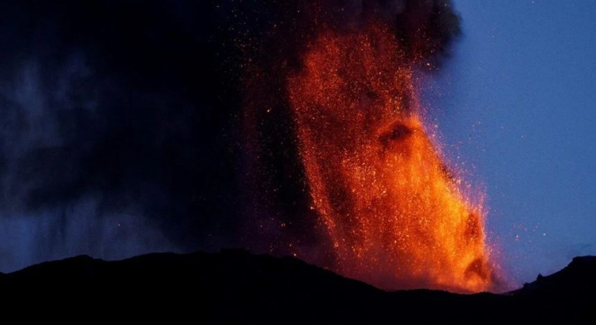 Etna Yanardağı, Sicilya Adası'nda bulunan Etna Yanardağı