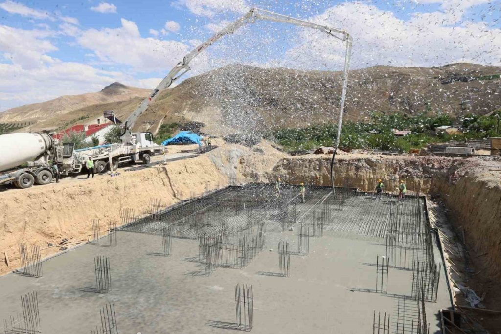 Gürün’de deprem konutlarının temeli atıldı, Sivas’ın Gürün ilçesinde TOKİ, Kahramanmaraş merkezli depremler