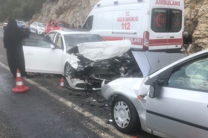 Seydikemer’de trafik kazası, iki otomobilin kafa kafaya çarpıştığı kazada