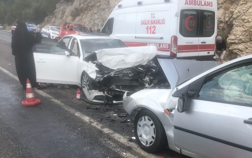 Seydikemer’de trafik kazası, iki otomobilin kafa kafaya çarpıştığı kazada