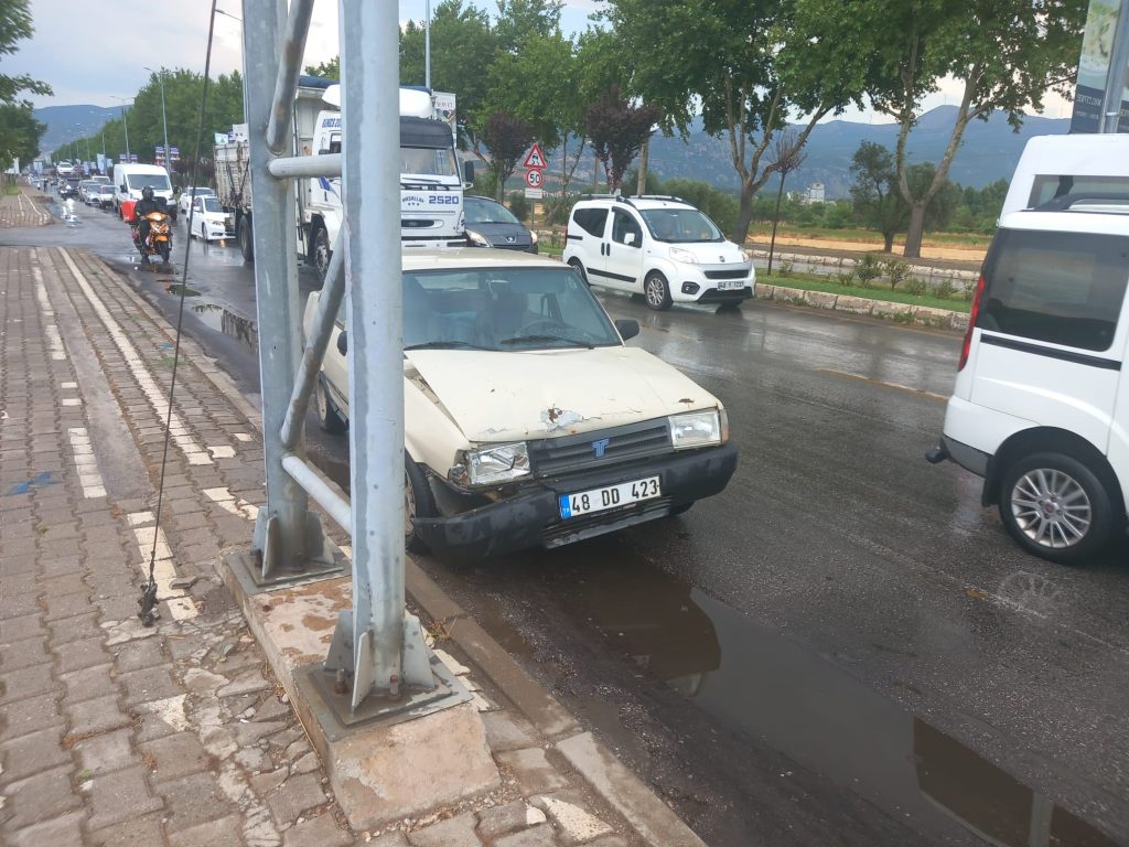 Menteşe’de altı aracın karıştığı zincirleme trafik kazası, zincirleme trafik kazasında