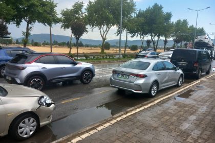 Menteşe’de altı aracın karıştığı zincirleme trafik kazası, zincirleme trafik kazasında