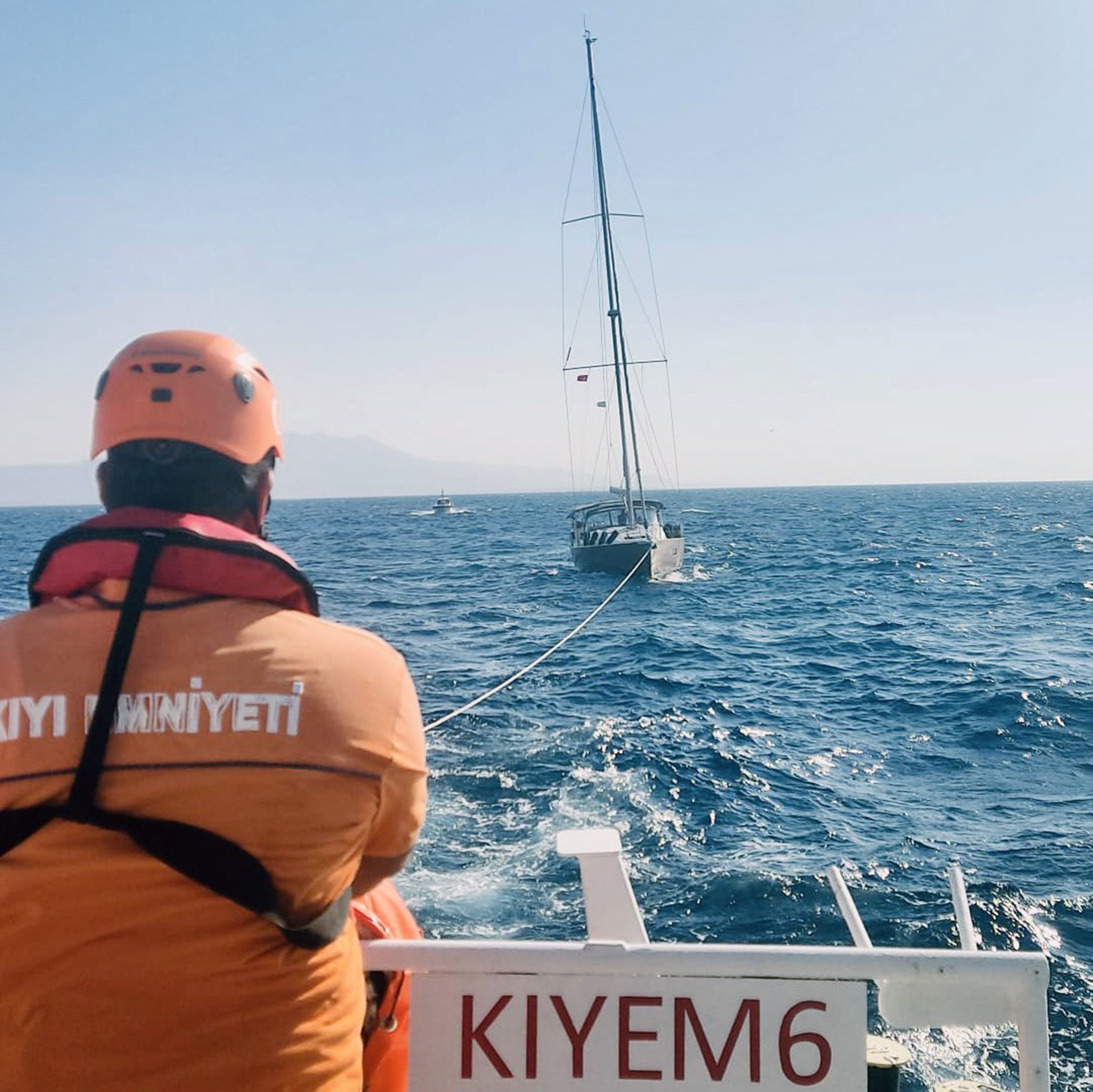 Bodrum açıklarında arızalanan tekne, arızalanan ve sürüklenmeye başlayan tekne