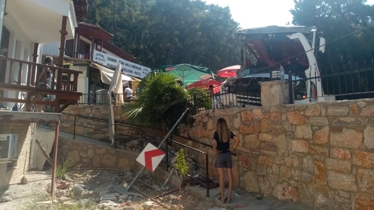 Ula’da tur otobüsü kazası, freni boşaldığı iddia edilen tur otobüsü