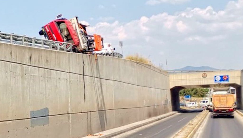 yatağan trafik kazası yatağan kaza yatağan kamyonet trafik kazası yatağan kamyonet devrilmesi
