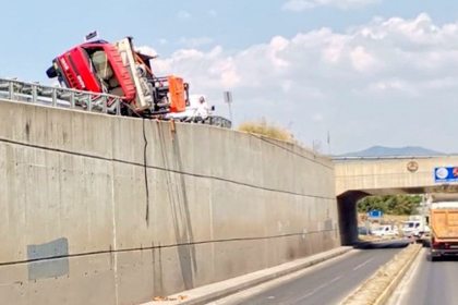 yatağan trafik kazası yatağan kaza yatağan kamyonet trafik kazası yatağan kamyonet devrilmesi