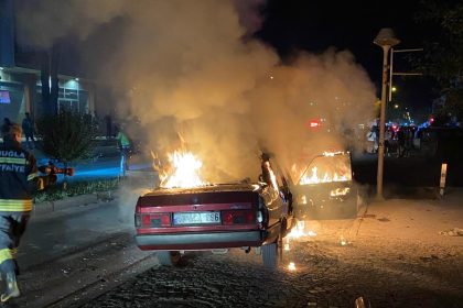 Milas’ta seyir halinde olan otomobilde yangın, İsmetpaşa Mahallesi'nde seyir halinde olan otomobilde yangın
