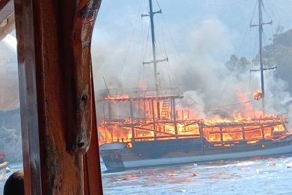 Marmaris açıklarında ahşap gezi teknesinde, ahşap bir gezi teknesinde