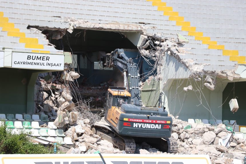 Muğla Atatürk Stadyumu yenileme çalışması, yenilenme yapmak için yıkım