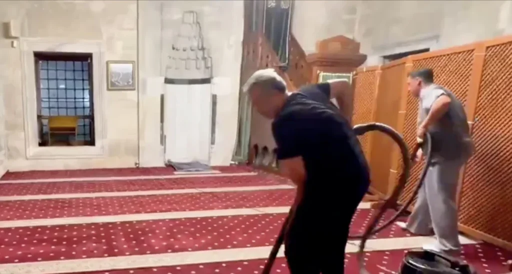 Mesut Özil cami, Mesut Özil, cami temizledi, Mesut Özil cami yardımı, Mesut Özil Üsküdar