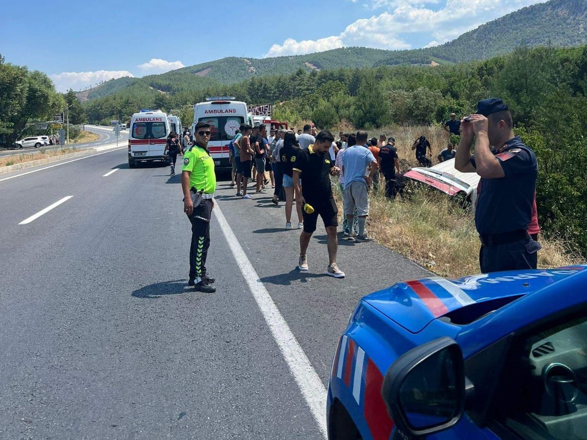 milas trafik kazası milas kaza milas minibüs kazası milas korucuk kaza milas minibüs devrildi