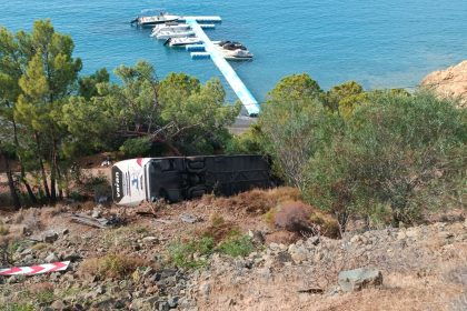 Datça yolcu otobüsü şarampole Datça trafik kazası datça uçuruma yuvarlanan otobüs
