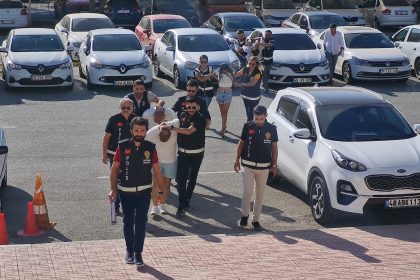 Muğla'nın Bodrum ilçesine bağlı Kumbahçe Mahallesi’nde bir evde iki kişinin silahlı saldırı sonucu yaşamını yitirmesiyle ilgili gözaltına alınan biri kadın dört kişi adliyeye sevk edildi.