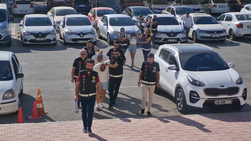 Muğla'nın Bodrum ilçesine bağlı Kumbahçe Mahallesi’nde bir evde iki kişinin silahlı saldırı sonucu yaşamını yitirmesiyle ilgili gözaltına alınan biri kadın dört kişi adliyeye sevk edildi.