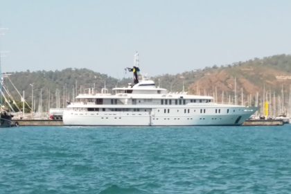 White Rose of Drachs Alibaba'nın başkanı Mega yat fethiye alibabanın yatı Fethiye iskelesi John Michael Evans