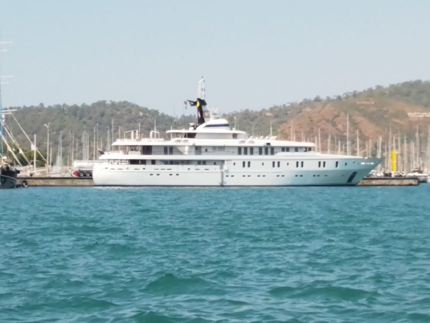 White Rose of Drachs Alibaba'nın başkanı Mega yat fethiye alibabanın yatı Fethiye iskelesi John Michael Evans