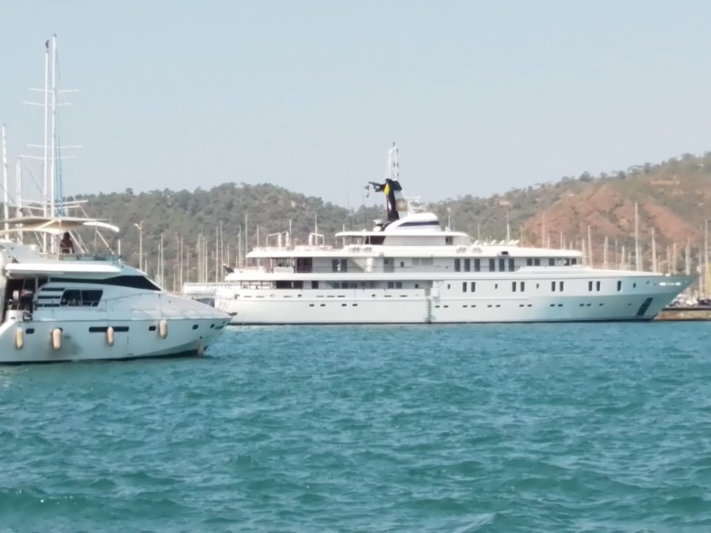 White Rose of Drachs Alibaba'nın başkanı Mega yat fethiye alibabanın yatı Fethiye iskelesi John Michael Evans