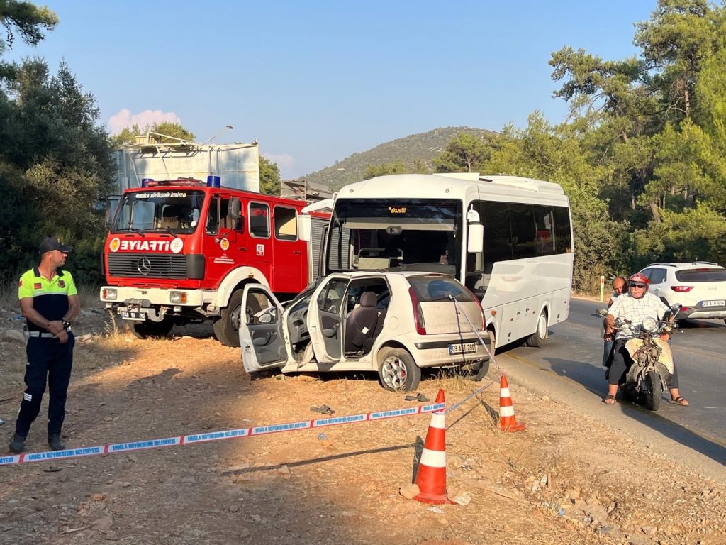 bodrum trafik kazası  otomobil ve minübüs çarpıştı muğla trafik