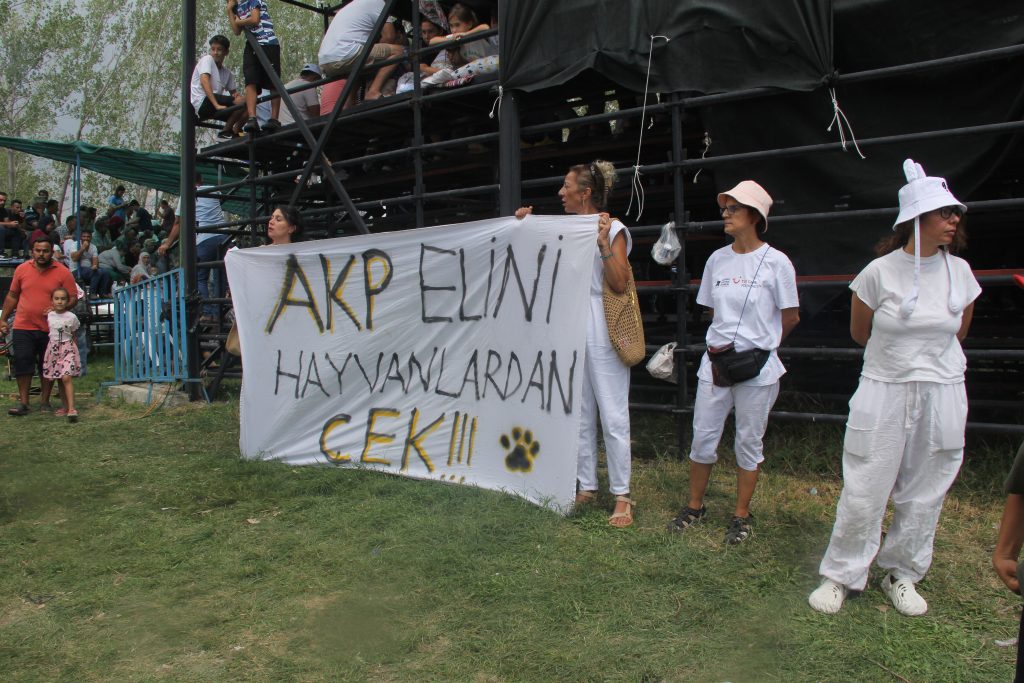 seki akp pankartı, seki ak parti elini hayvanlarda çek, seydikemer hayvan hakları eylemi, seydikemer akp pankartı, seydikemer akp elini hayvanlardan çek