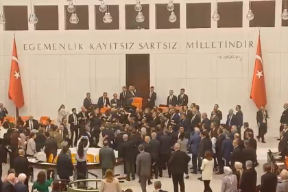 Meclis kavga, TBMM kavga, Ahmet Şık, Alpay Özalan, Mecliste kavga.