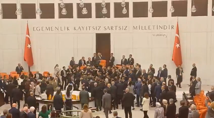 Meclis kavga, TBMM kavga, Ahmet Şık, Alpay Özalan, Mecliste kavga.