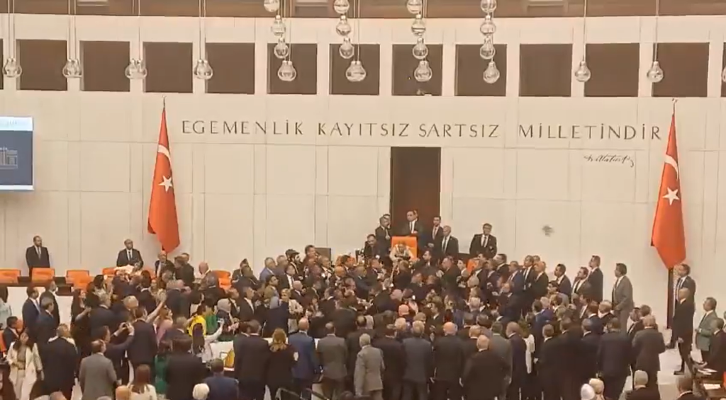 Meclis kavga, TBMM kavga, Ahmet Şık, Alpay Özalan, Mecliste kavga.