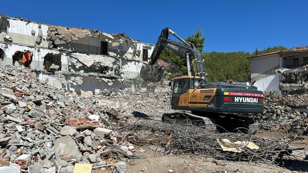 marmaris yıkılan okul deprem okul yıkımı