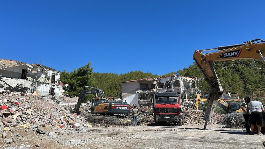 marmaris yıkılan okul deprem