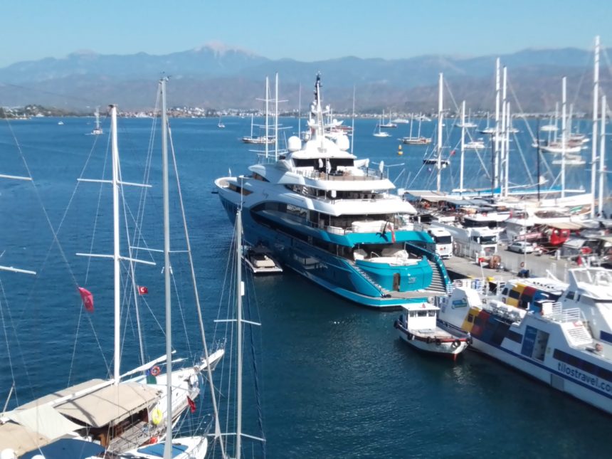 Sunrays mega yat Ravi Ruia Ravi Ruia fethiye limanı