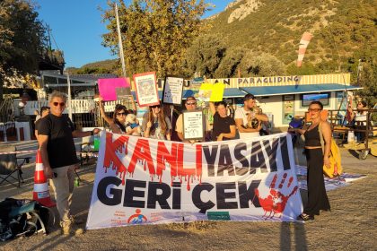 Fethiye eylem Uluslararası Ölüdeniz Hava Oyunları Festivali sokak hayvanları için eylem sokak hayvanları Uluslararası Ölüdeniz Hava Oyunları Festivali Hayvan Koruma Kanunu değişikliği