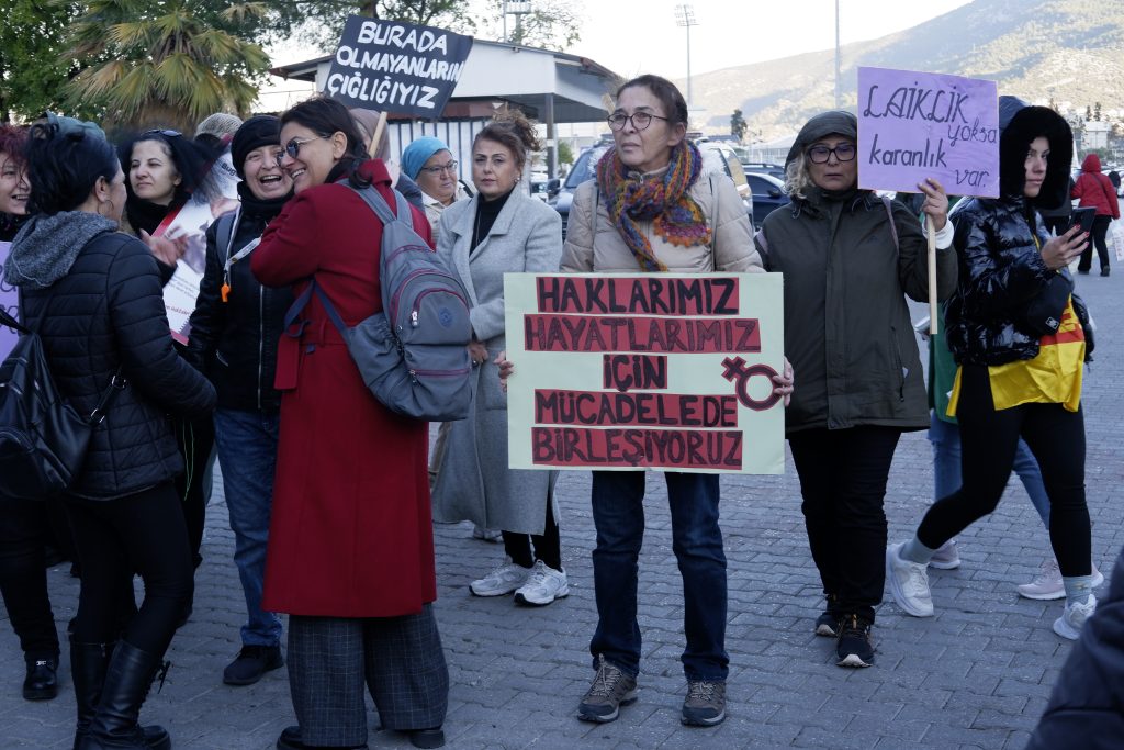 25 Kasım Fethiyeli kadınlar Fethiyeli kadınlar 25 Kasım Kadına Yönelik Şiddete Karşı Mücadele Günü Fethiyeli kadınlar 25 Kasım Kadına Yönelik Şiddete Karşı Mücadele Günü 25 kasım fethiye eylemi fethiye 25 kasım eylemleri Fethiye kadın dayanışması