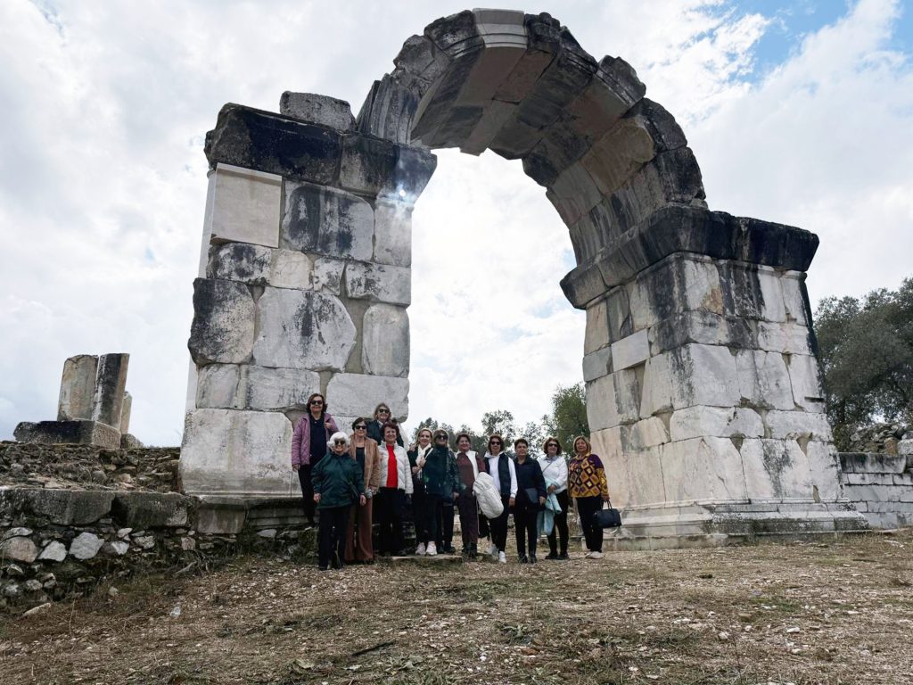 29 Ekim Kadınları Derneği Muğla Şubesi   Stratonikeia Antik Kenti 24 Kasım Öğretmenler Günü gezisi Öğretmenler Günü yatağan gezisi