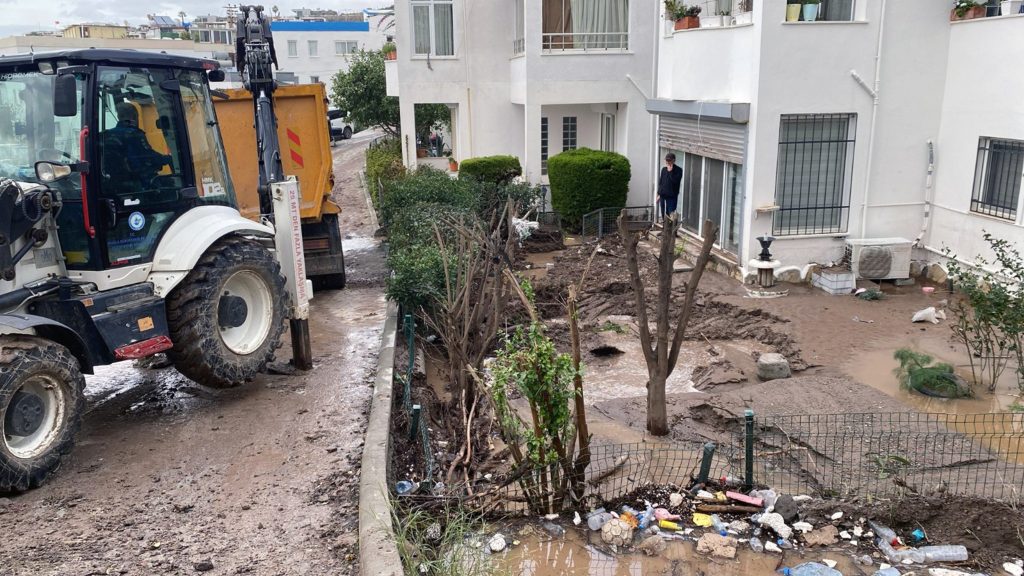 MUSKİ yağmur çalışmaları, muğlada sağanak yağış sonrası, MUSKİ temizlik çalışmaları, Muğla Büyükşehir Belediyesi Fen İşleri